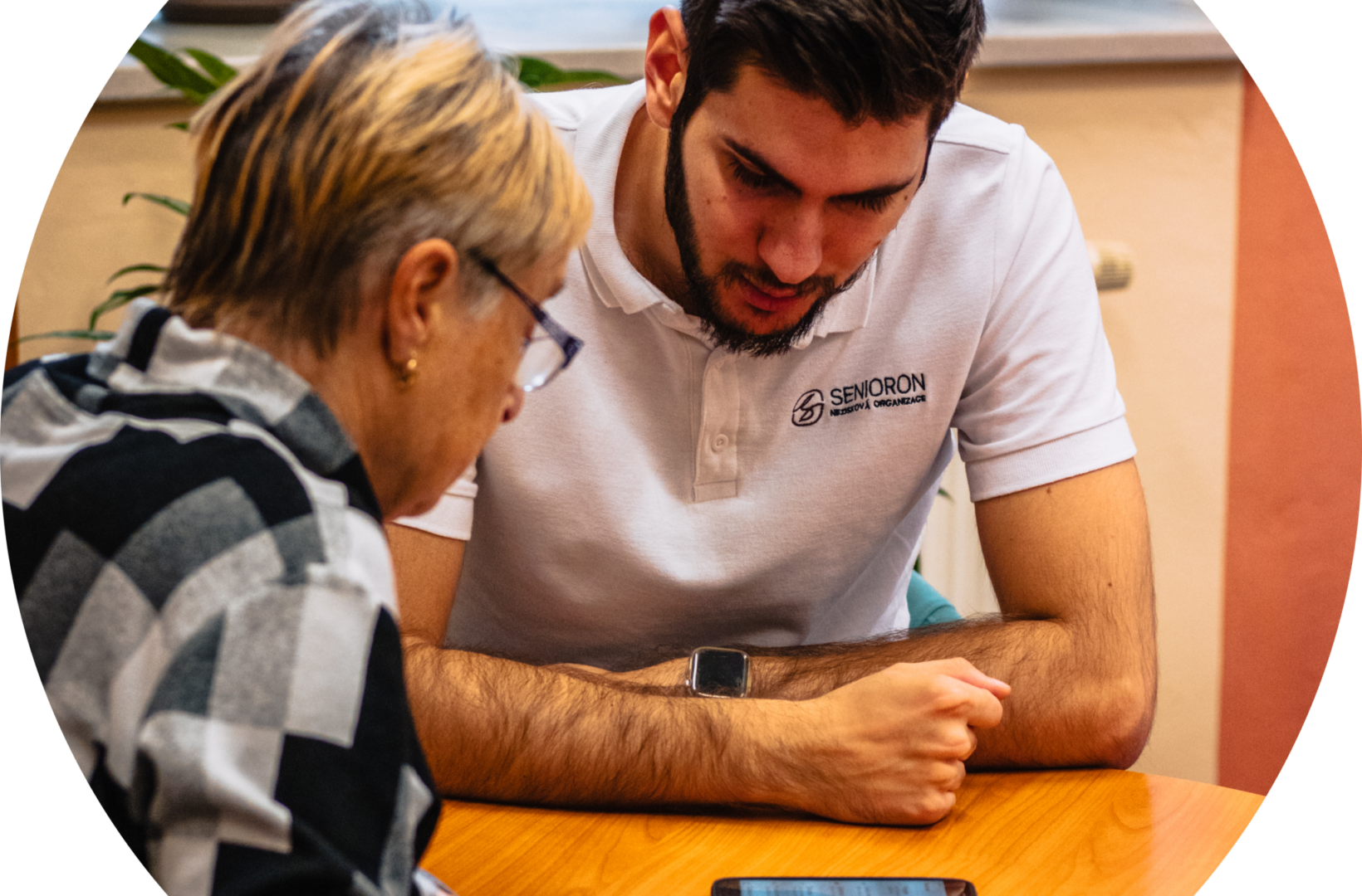 Aktivizace seniorů se SeniorOn: Technologie a trénování paměti v každém věku
